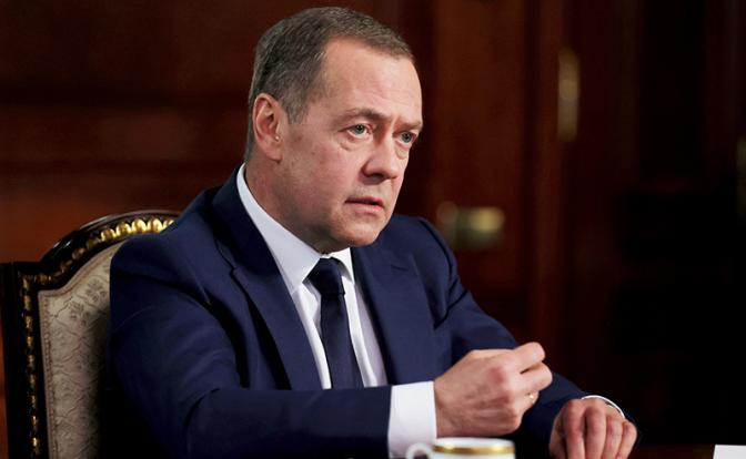 На фото: заместитель председателя Совета безопасности РФ, председатель партии "Единая Россия" Дмитрий Медведев во время интервью информационным агентствам ТАСС, Reuters и проекту Wargonzo