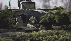 Берлин очень хочет снова увидеть над рейхстагом Красное знамя Победы