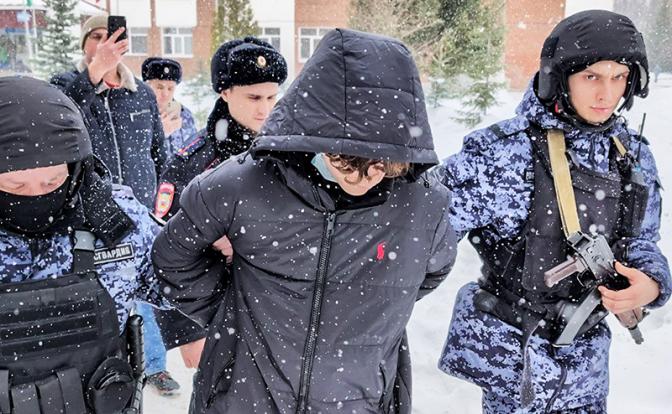 На фото: ученик девятого класса (в центре на первом плане), стрелявший из страйкбольного автомата, во время задержания на территории гимназии №16.