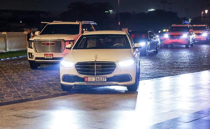 На фото: Абу-Даби. Автомобили с членами российской делегации после прибытия для участия в трехсторонних переговорах Россия-США-Украина.