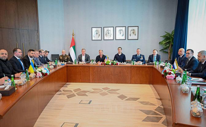 На фото: второй раунд переговоров между Россией и Украиной при посредничестве США проходит в Абу-Даби