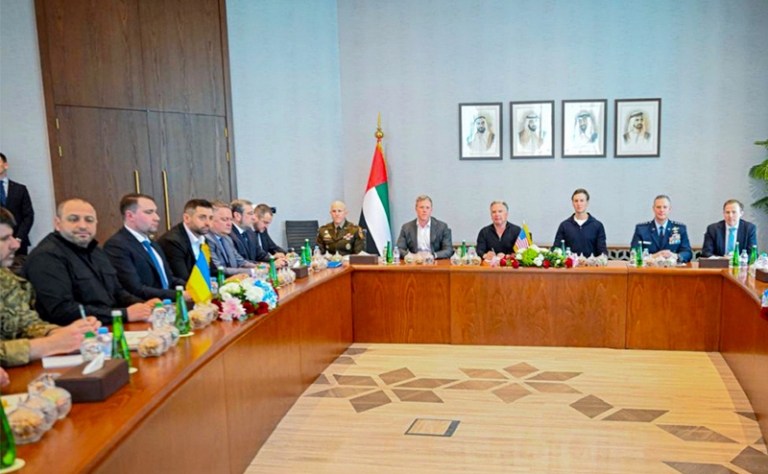 На фото: второй раунд трехсторонних переговоров между Россией, Украиной и США в Абу-Даби.