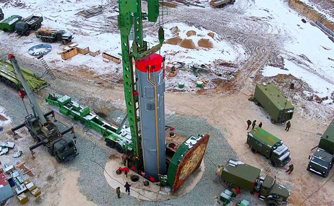 На фото: ракетные войска стратегического назначения (РВСН) во время перевооружения очередного ракетного полка Ясненского ракетного соединения на комплекс шахтного базирования "Авангард".