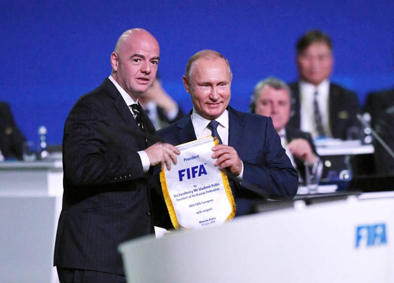 На фото: президент ФИФА Джанни Инфантино (слева), Швейцария, вручает вымпел президенту России Владимиру Путину, 2018 год. Финал чемпионата мира по футболу. 