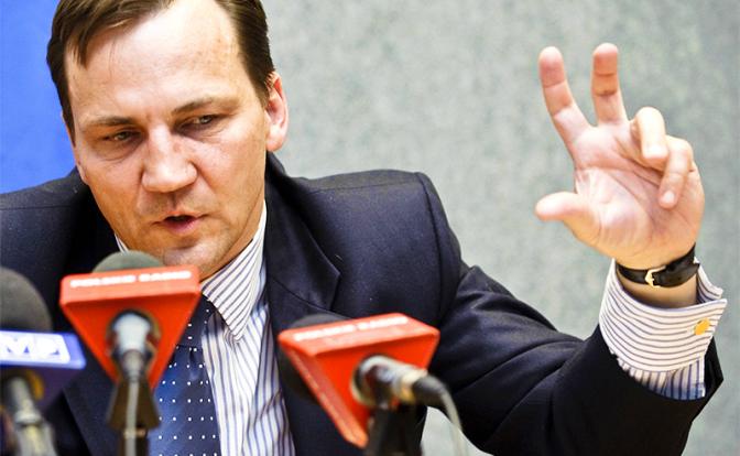 На фото: глава МИД республики Радослав Сикорский.