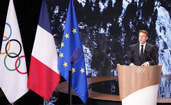 На фото: президент Франции Эмманюэль Макрон представляет заявку на проведение зимних Олимпийских игр 2030 года во Французских Альпах на 142-й сессии Международного олимпийского комитета (МОК), 2024 год.