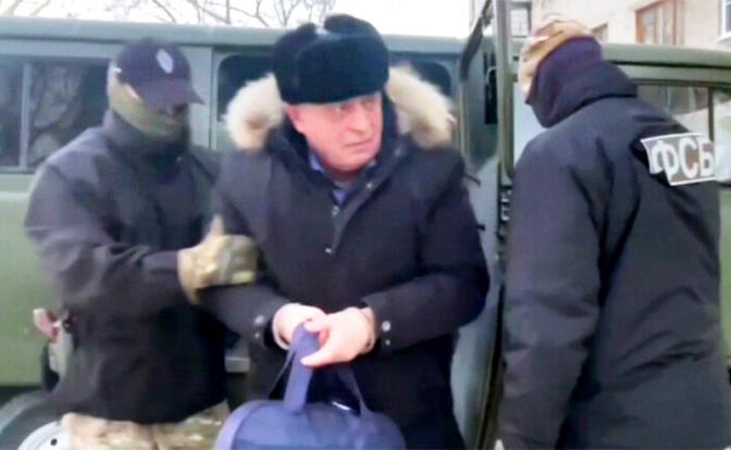 На фото: во время задержания депутатов заксобрания Алтая.