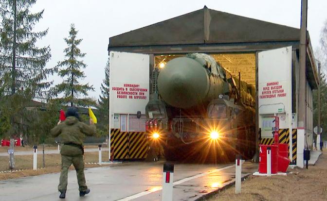 На фото: автономная пусковая установка подвижного грунтового ракетного комплекса (ПГРК) "Ярс".