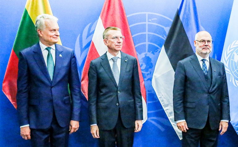 На фото (справа налево): президент Республики Эстония Алар Карис, президент Республики Латвия Эдгар Ринкевич и президент Республики Литва Гитанас Науседа.