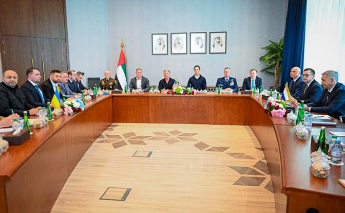 На фото: трехсторонние переговоры Россия-США-Украина в Абу-Даби