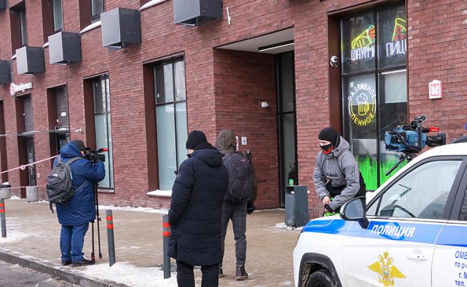 На фото: сотрудники силовых ведомств у дома, где было совершено покушение на генерал-лейтенанта Министерства обороны РФ Владимира Алексеева.