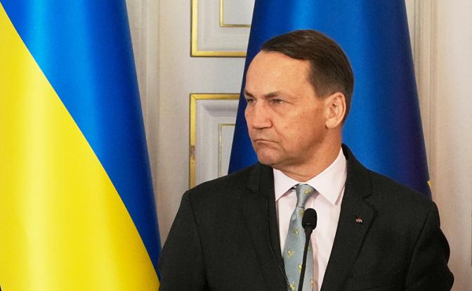 На фото: министр иностранных дел Польши Радослав Сикорский