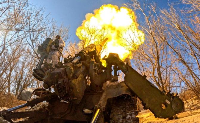 На фото: боевая работа расчета самоходной пушки 2С7 "Пион" в зоне СВО.