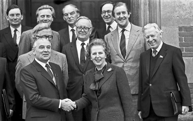 На фото: делегация Верховного Совета СССР во главе с секретарем ЦК КПСС Михаилом Горбачевым (на первом плане слева) и Премьер-министр Великобритании Маргарет Тэтчер во время встречи в Лондоне, 1984 год.