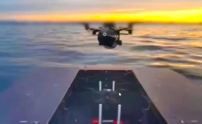 На фото: испытания надводного дрона-матки «Скорлупа» с оптоволоконным управлением.