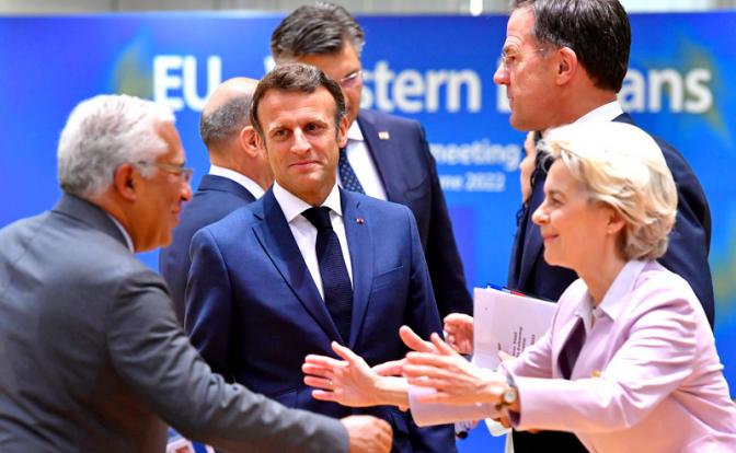 На фото: премьер-министр Португалии Антониу Кошта, президент Франции Эмманюэль Макрон, глава Европейской комиссии Урсула фон дер Ляйен (слева направо).