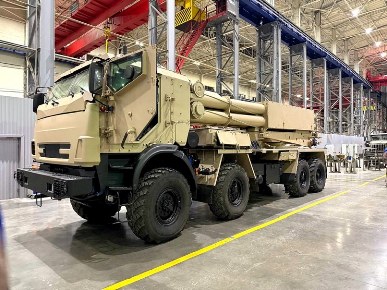 На фото: РСЗО "Сарма". Машина базируется на полноприводном шасси 8&times;8, может применять реактивные снаряды для &laquo;Смерча&raquo; и управляемые снаряды для &laquo;Торнадо-С&raquo; и отличается высокой мобильностью.