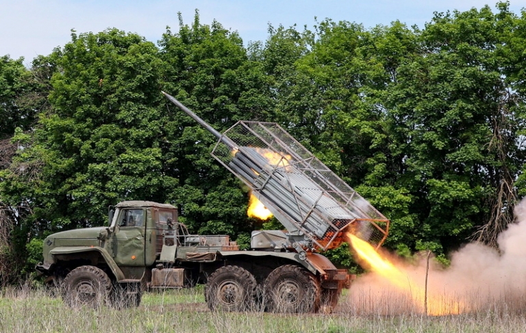 На фото: боевая работа РСЗО БМ-21 "Град". 