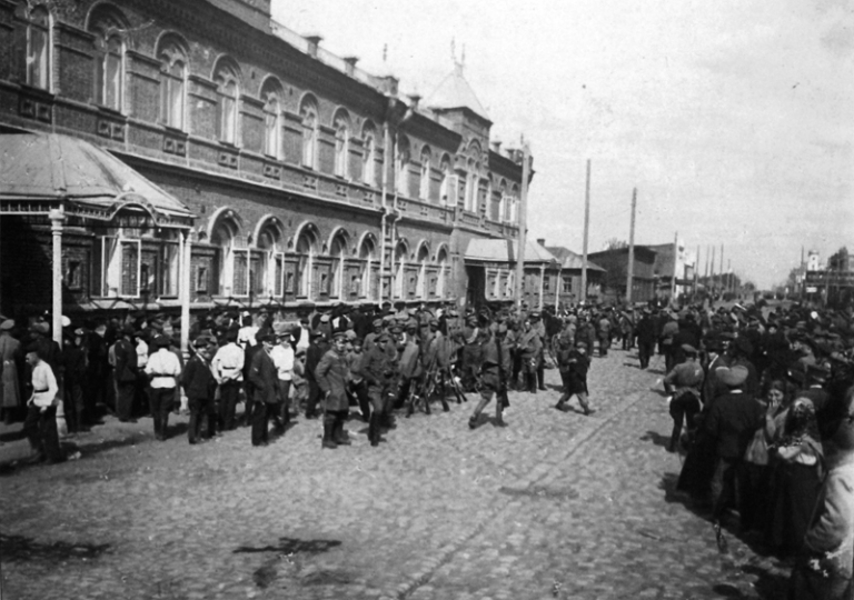 На фото: гостиница, в которой временно были размещены члены местного совета в день превентивного занятия города чехословацким войском, Челябинск, 1918 год.