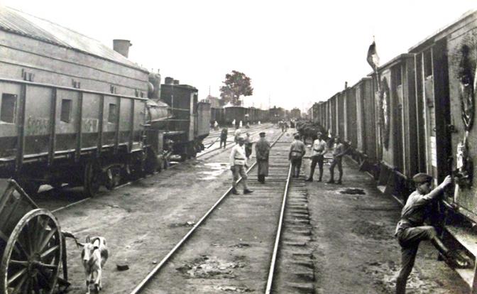 На фото: чехословацкие эшелоны на вокзале в Самаре, 1918 год. Слева - бронированный вагон 4-го полка с вырезанными бойницами в толстостенном американском угольном вагоне и надстройкой из толстых досок.