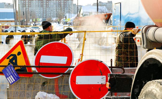На фото: работники ЖКХ на месте прорыва трубопровода на Рабоче-Крестьянской улице в Кургане, 03 февраля 2026 года.