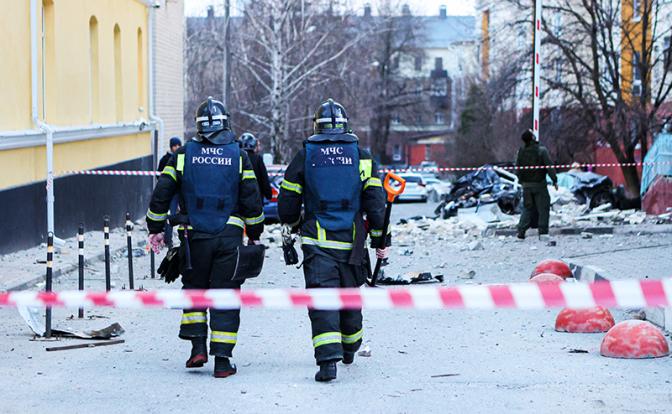 На фото: Белгород. Сотрудники МЧС России на месте обстрела города со стороны ВСУ. Архивное фото.