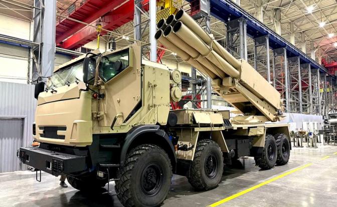 На фото: разведывательно-ударный комплекс с новейшей реактивной системой залпового огня (РСЗО) "Сарма".