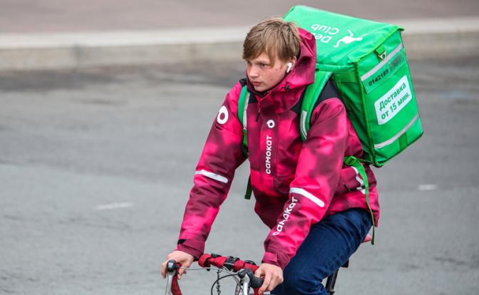 Минтруд решил «переломить тренд» на работу студентов курьерами