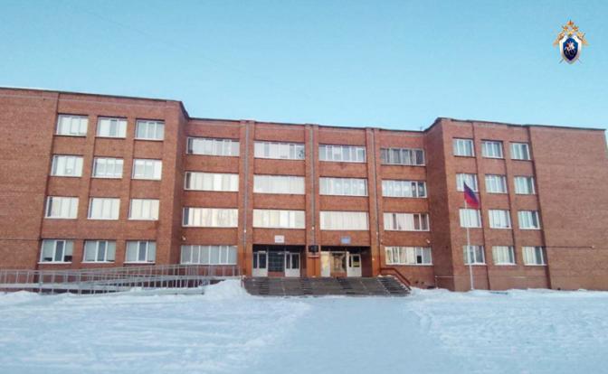 На фото: Кодинск. Вид на школу № 4, где 14-летняя школьница напала с ножом на сверстницу после конфликта с учителем.