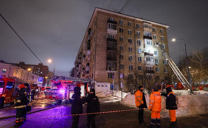 На фото: обстановка на месте пожара в центре Москвы