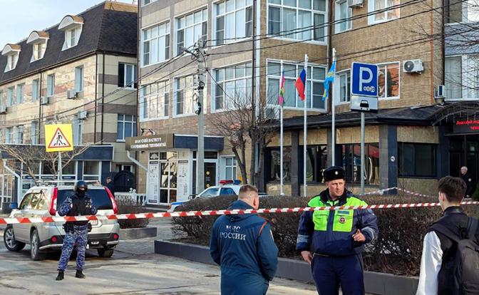 На фото: Анапский техникум, в холле которого произошла стрельба.