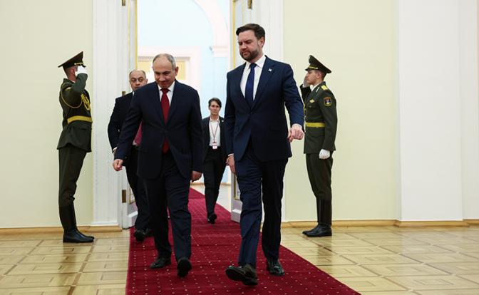 На фотО: премьер-министр Армении Никол Пашинян и вице-президент США Джей Ди Вэнс (слева направо)