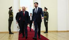 Вэнс помахал перед Алиевым и Пашиняном роскошными бусами – глаз не оторвать