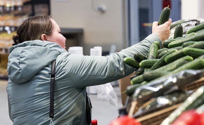 Стало известно, когда упадут цены на огурцы в России