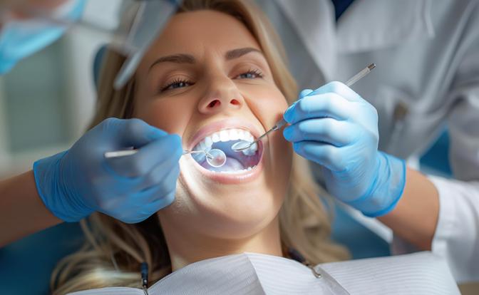 Названы основные причины потери белизны зубов