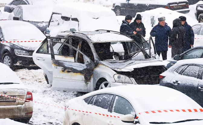 На фото: автомобиль Mercedes, сгоревший на парковке на Рябиновой улице.