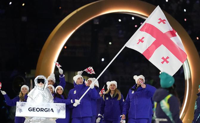На фото: знаменосцы сборной Грузии Лука Берулава и Диана Дэвис на церемонии открытия зимних Олимпийских игр