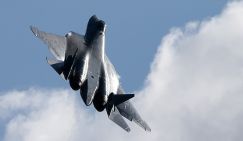 Су-57 обидел «пингвинов»: Рожденный ползать может зато грозить адскими санкциями