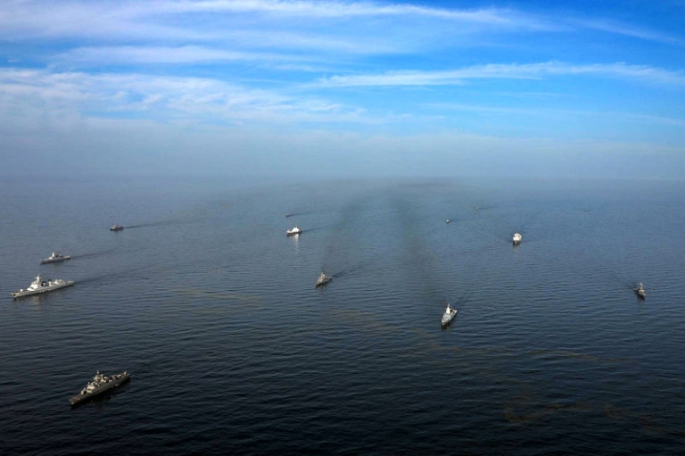 На фото: военные корабли Ирана, России и Китая во время совместных военных учений &laquo;Морской пояс безопасности - 2025&raquo; в Индийском океане и Оманском заливе.