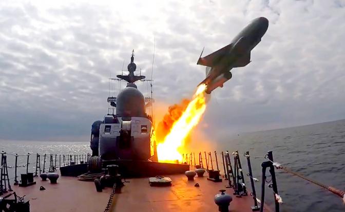 На фото: пуск противокорабельной ракеты П-15 "Термит" с корвета проекта 20385 "Гремящий".