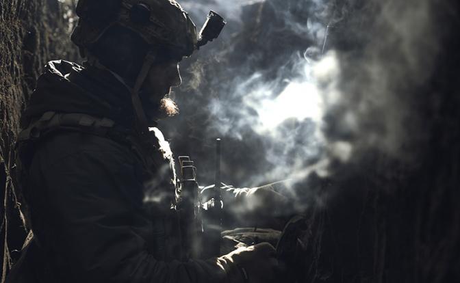 На фото: украинский военный.