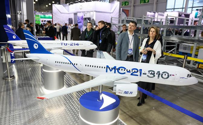 На фото: модели самолетов на XIII Национальном авиационном инфраструктурном салоне НАИС-2026