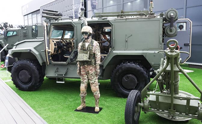 На фото: комплекс средств автоматизации управления огнем артиллерии "Планшет-А"