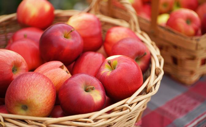 Врач объяснил, кому вредно есть яблоки с кожурой