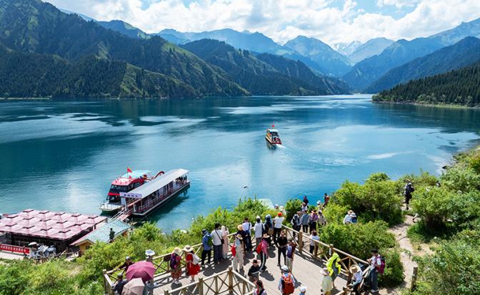 На фото: озеро Тяньчи в Синьцзян-Уйгурском автономном районе