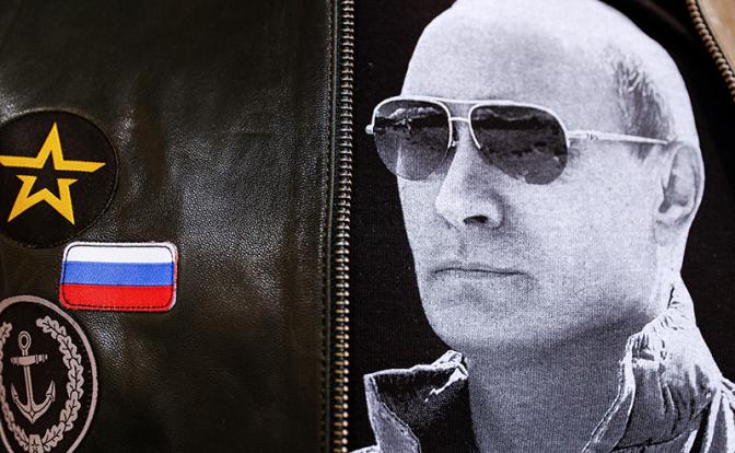 На фото: футболка с изображением президента РФ В.Путина