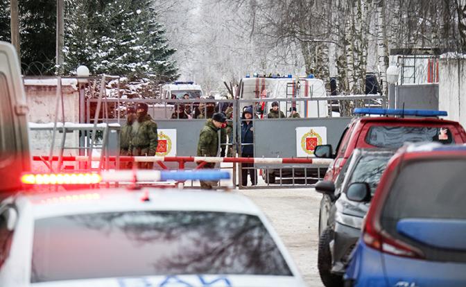 На фото: обстановка на месте обрушения здания военной полиции Всеволожского района.