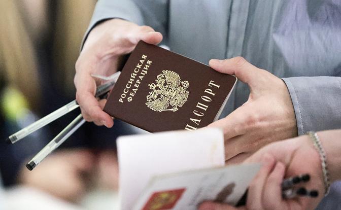 «Вы кому даете гражданство? И зачем?»: Исмаил устроил скандал в аэропорту - паспорт наш "плохой", бразильский лучше