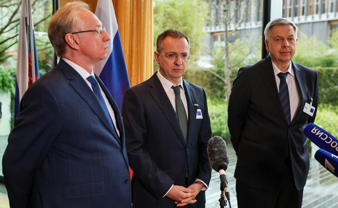 На фото: глава делегации РФ, помощник президента Владимир Мединский (в центре)