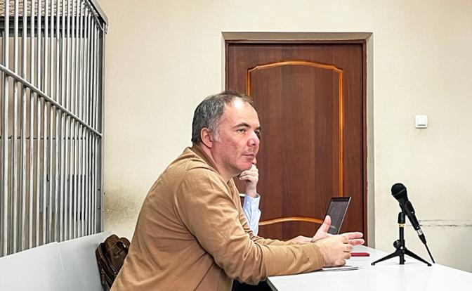 На фото: бывший министр природных ресурсов, экологии и имущественных отношений Оренбургской области Александр Самбурский во время судебного заседания по делу о получении взяток